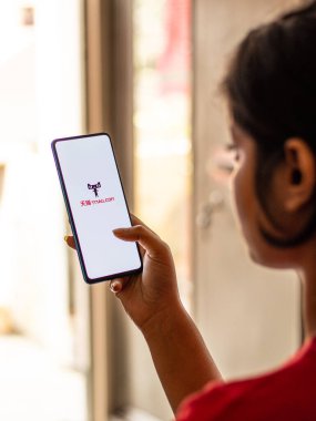 Assam, Hindistan - 19 Nisan 2021: Telefon ekranında Tmall logosu.