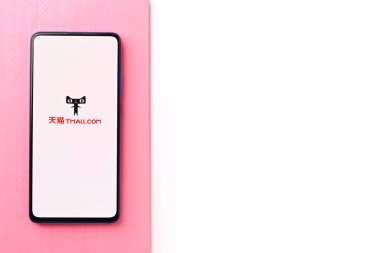 Assam, Hindistan - 19 Nisan 2021: Telefon ekranında Tmall logosu.