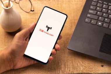 Assam, Hindistan - 19 Nisan 2021: Telefon ekranında Tmall logosu.