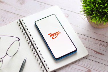 Assam, Hindistan - 31 Ocak 2021: Telefon ekranı görüntüsünde Tango logosu.