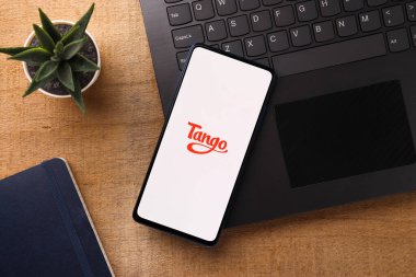 Assam, Hindistan - 31 Ocak 2021: Telefon ekranı görüntüsünde Tango logosu.