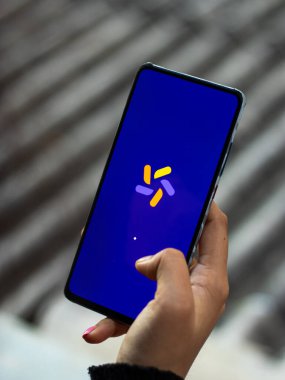 Assam, Hindistan - 29 Kasım 2020: Google Görev Arkadaşı logosu telefon ekranı görüntüsü.