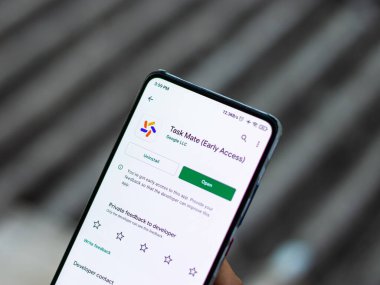 Assam, Hindistan - 29 Kasım 2020: Google Görev Arkadaşı logosu telefon ekranı görüntüsü.