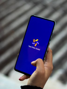 Assam, Hindistan - 29 Kasım 2020: Google Görev Arkadaşı logosu telefon ekranı görüntüsü.