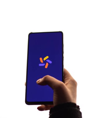 Assam, Hindistan - 29 Kasım 2020: Google Görev Arkadaşı logosu telefon ekranı görüntüsü.