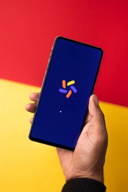 Assam, Hindistan - 29 Kasım 2020: Google Görev Arkadaşı logosu telefon ekranı görüntüsü.