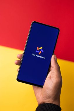 Assam, Hindistan - 29 Kasım 2020: Google Görev Arkadaşı logosu telefon ekranı görüntüsü.