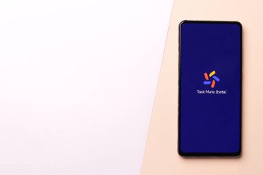 Assam, Hindistan - 29 Kasım 2020: Google Görev Arkadaşı logosu telefon ekranı görüntüsü.