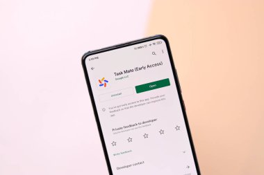 Assam, Hindistan - 29 Kasım 2020: Google Görev Arkadaşı logosu telefon ekranı görüntüsü.