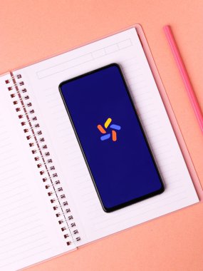 Assam, Hindistan - 29 Kasım 2020: Google Görev Arkadaşı logosu telefon ekranı görüntüsü.