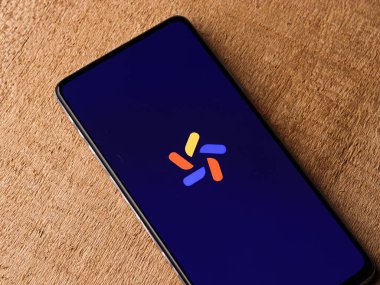 Assam, Hindistan - 29 Kasım 2020: Google Görev Arkadaşı logosu telefon ekranı görüntüsü.