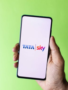 Assam, Hindistan - 12 Ağustos 2020: Tata sky telefon ekranında bir DTH servis sağlayıcısı logosu.