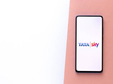 Assam, Hindistan - 12 Ağustos 2020: Tata sky telefon ekranında bir DTH servis sağlayıcısı logosu.