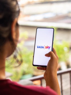 Assam, Hindistan - 12 Ağustos 2020: Tata sky telefon ekranında bir DTH servis sağlayıcısı logosu.