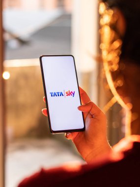 Assam, Hindistan - 12 Ağustos 2020: Tata sky telefon ekranında bir DTH servis sağlayıcısı logosu.