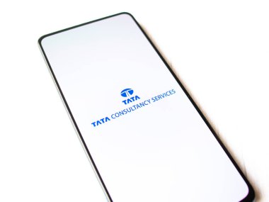 Assam, Hindistan - 15 Ocak 2020: Telefon ekranında Tata Danışmanlık Hizmetleri logosu.