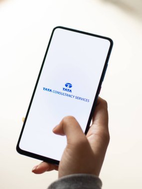 Assam, Hindistan - 15 Ocak 2020: Telefon ekranında Tata Danışmanlık Hizmetleri logosu.