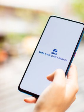 Assam, Hindistan - 15 Ocak 2020: Telefon ekranında Tata Danışmanlık Hizmetleri logosu.
