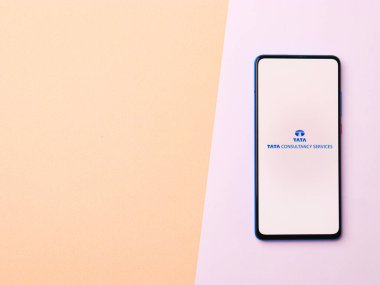 Assam, Hindistan - 15 Ocak 2020: Telefon ekranında Tata Danışmanlık Hizmetleri logosu.
