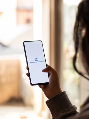 Assam, Hindistan - 15 Ocak 2020: Telefon ekranında Tata Danışmanlık Hizmetleri logosu.