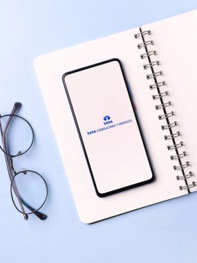 Assam, Hindistan - 15 Ocak 2020: Telefon ekranında Tata Danışmanlık Hizmetleri logosu.