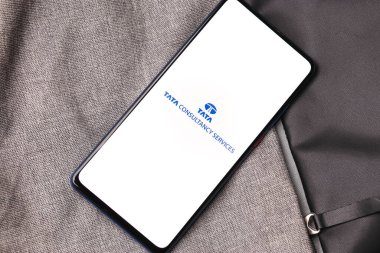 Assam, Hindistan - 15 Ocak 2020: Telefon ekranında Tata Danışmanlık Hizmetleri logosu.