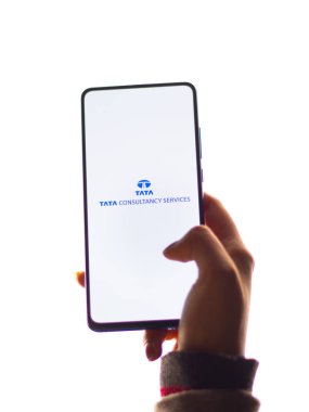 Assam, Hindistan - 15 Ocak 2020: Telefon ekranında Tata Danışmanlık Hizmetleri logosu.