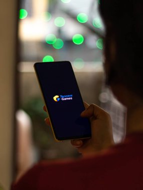 Assam, Hindistan - 15 Kasım 2020: Telefon ekranı görüntüsünde Tencent logosu.