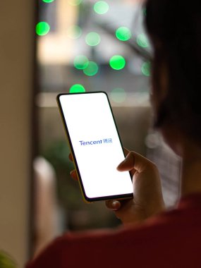 Assam, Hindistan - 15 Kasım 2020: Telefon ekranı görüntüsünde Tencent logosu.