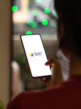 Assam, Hindistan - 15 Kasım 2020: Telefon ekranı görüntüsünde Tencent logosu.
