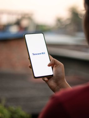 Assam, Hindistan - 15 Kasım 2020: Telefon ekranı görüntüsünde Tencent logosu.