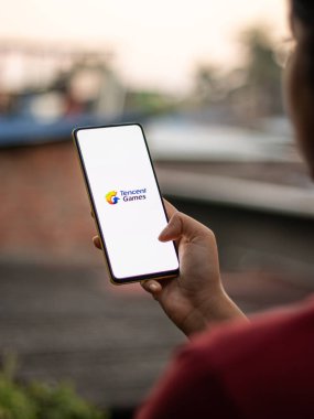 Assam, Hindistan - 15 Kasım 2020: Telefon ekranı görüntüsünde Tencent logosu.