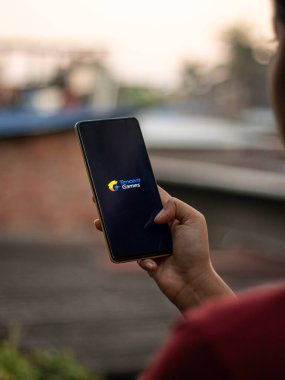 Assam, Hindistan - 15 Kasım 2020: Telefon ekranı görüntüsünde Tencent logosu.