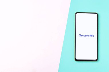 Assam, Hindistan - 15 Kasım 2020: Telefon ekranı görüntüsünde Tencent logosu.