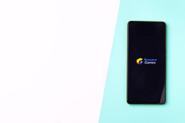 Assam, Hindistan - 15 Kasım 2020: Telefon ekranı görüntüsünde Tencent logosu.
