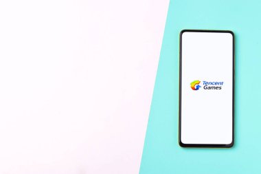 Assam, Hindistan - 15 Kasım 2020: Telefon ekranı görüntüsünde Tencent logosu.