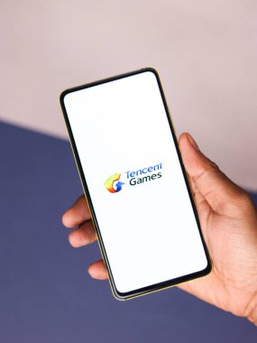 Assam, Hindistan - 15 Kasım 2020: Telefon ekranı görüntüsünde Tencent logosu.