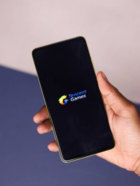 Assam, Hindistan - 15 Kasım 2020: Telefon ekranı görüntüsünde Tencent logosu.