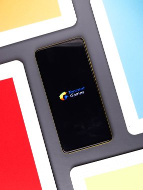 Assam, Hindistan - 15 Kasım 2020: Telefon ekranı görüntüsünde Tencent logosu.