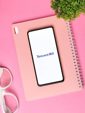 Assam, Hindistan - 15 Kasım 2020: Telefon ekranı görüntüsünde Tencent logosu.