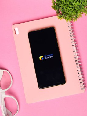 Assam, Hindistan - 15 Kasım 2020: Telefon ekranı görüntüsünde Tencent logosu.