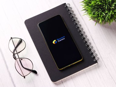 Assam, Hindistan - 15 Kasım 2020: Telefon ekranı görüntüsünde Tencent logosu.