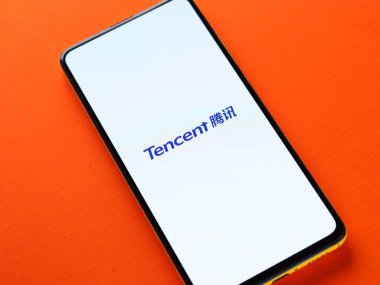 Assam, Hindistan - 15 Kasım 2020: Telefon ekranı görüntüsünde Tencent logosu.