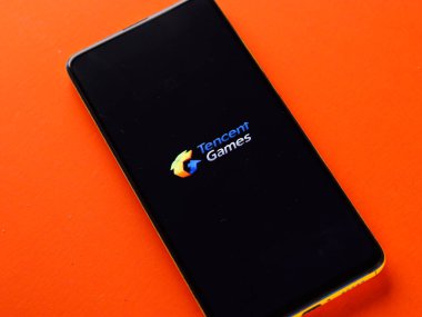 Assam, Hindistan - 15 Kasım 2020: Telefon ekranı görüntüsünde Tencent logosu.