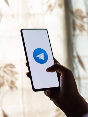 Assam, Hindistan - 27 Ağustos 2020: Telefon ekranı görüntüsünde telgraf logosu.