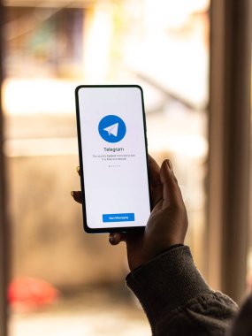 Assam, Hindistan - 27 Ağustos 2020: Telefon ekranı görüntüsünde telgraf logosu.