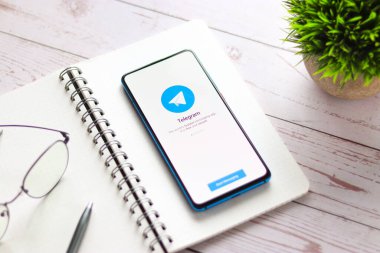 Assam, Hindistan - 27 Ağustos 2020: Telefon ekranı görüntüsünde telgraf logosu.