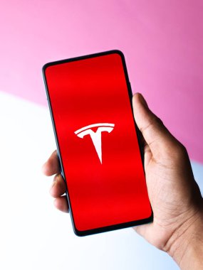 Assam, Hindistan - 15 Haziran 2020: Logo görüntülü Tesla mobil uygulaması.