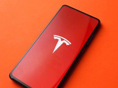 Assam, Hindistan - 15 Haziran 2020: Logo görüntülü Tesla mobil uygulaması.