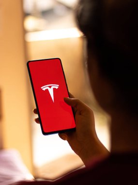 Assam, Hindistan - 15 Haziran 2020: Logo görüntülü Tesla mobil uygulaması.